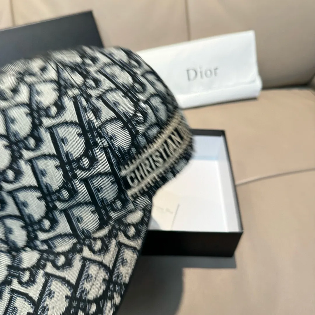 p90, Dior's new original baseball cap, Dior presbyopia, full of retro charm, popular out of stock at counters, 1:1 mold customization, original canvas fabric + first-layer cowhide, pure cotton lining, light and breathable! The quality is great, the basic head circumference is 56cm, and the patch is adjustable.