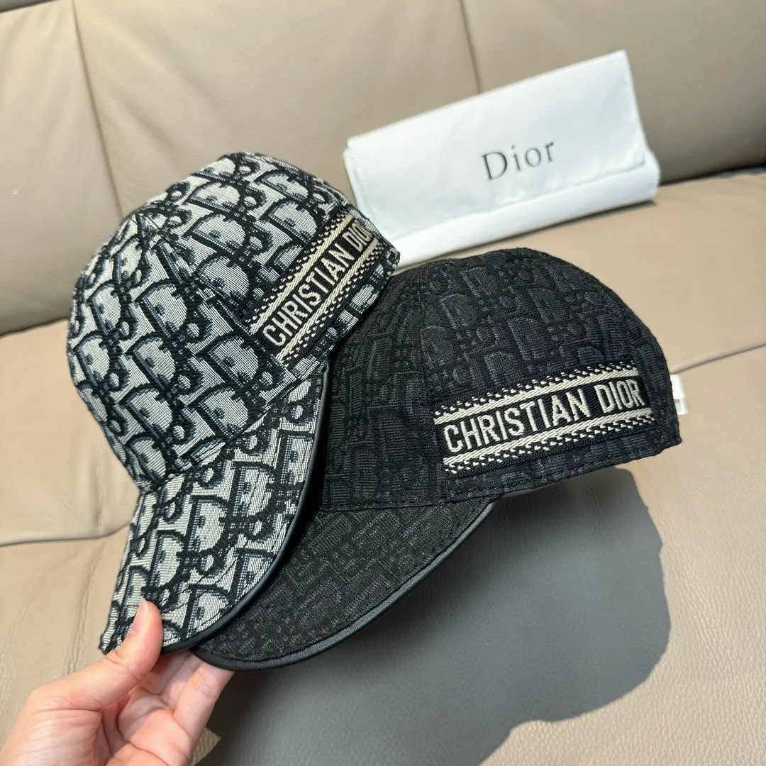 p90, Dior's new original baseball cap, Dior presbyopia, full of retro charm, popular out of stock at counters, 1:1 mold customization, original canvas fabric + first-layer cowhide, pure cotton lining, light and breathable! The quality is great, the basic head circumference is 56cm, and the patch is adjustable.