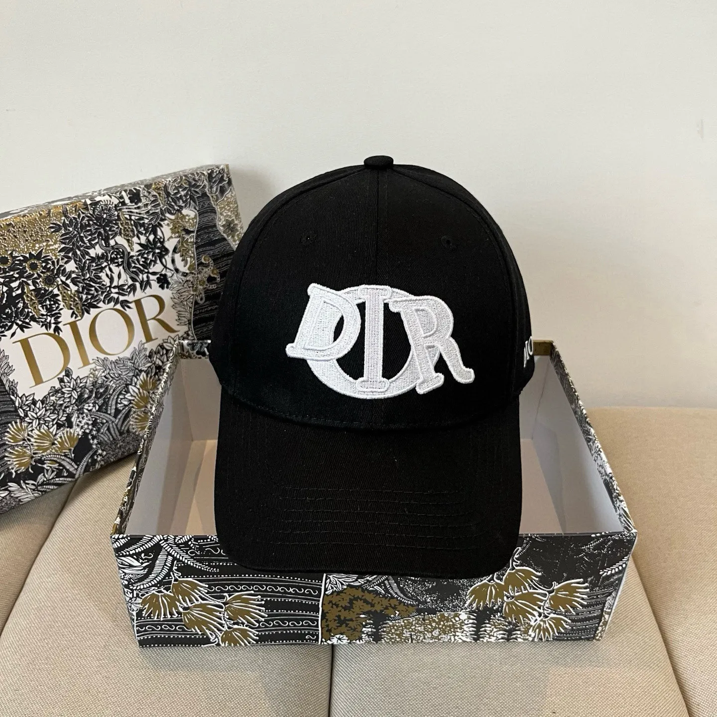 P60 [DIOR Dior] new popular simple baseball cap 🧢, new model shipped, big brand style is super easy to match, hurry up and get it!