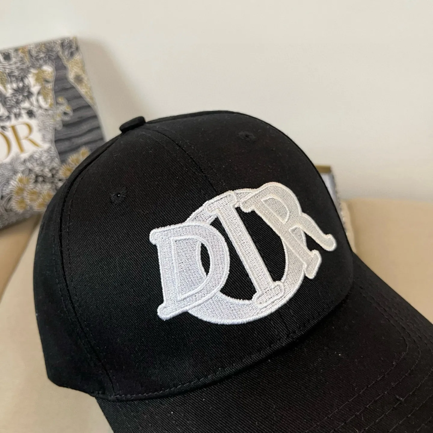 P60 [DIOR Dior] new popular simple baseball cap 🧢, new model shipped, big brand style is super easy to match, hurry up and get it!