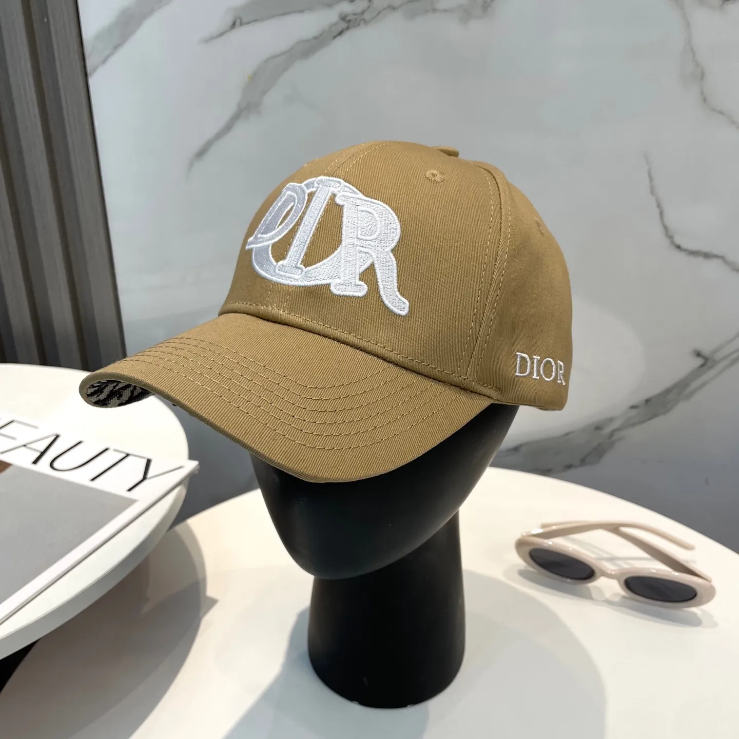 P76 💛 Comes with dust bag Dior’s new volume embroidered baseball cap 🧢 New model shipped, big brand style is super easy to match, hurry up and get it!