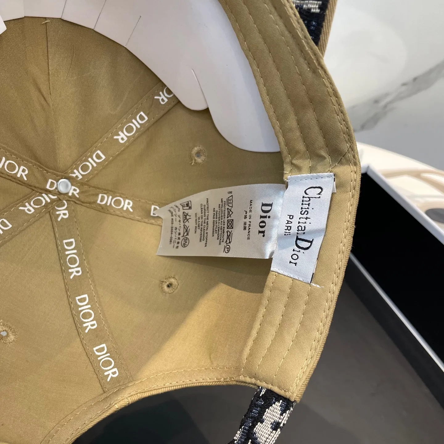 P76 💛 Comes with dust bag Dior’s new volume embroidered baseball cap 🧢 New model shipped, big brand style is super easy to match, hurry up and get it!