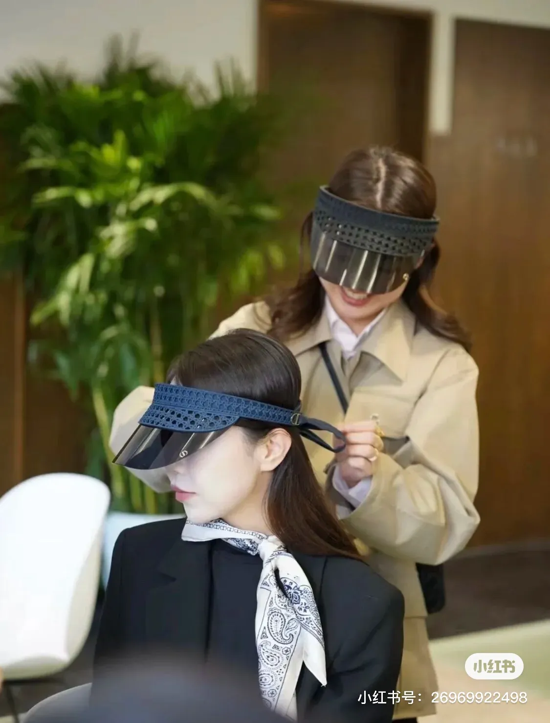 P380 💰DIOR new style | classic remodeling, elegance reborn 1. **Iconic cannage pattern element** Continuing Dior’s most representative cannage pattern, the hat body uses three-dimensional embossing technology to present the classic texture, low-key interpretation of the brand gene, and highlighting the modern style of Parisian women. 2. **Innovative detachable ribbon design** The edge of the hat brim is decorated with a lightweight ribbon (which can be freely detached), giving it multiple styles - the ribbon is tied to show elegance, and when removed, it adds a neat and modern feel, meeting the needs of different occasions. 3. **Comfortable fit structure** It adopts a three-piece cutting process and adds memory foam padding on the inside, which is light and fits the head shape. It is comfortable and pressure-free when worn for a long time, taking into account both fashion and practicality. 4. **Functional hat brim upgrade** Inspired by the hat brim design of the Dior series, the slightly widened arc not only modifies the face shape, but also effectively blocks the sun, creating a perfect balance between practicality and artistry. **New series, continuing French elegance** Dior's new style reshapes classics with ingenious craftsmanship, combining the brand's iconic elements with modern functionality to provide urban women with daily choices that combine aesthetics and comfort.
