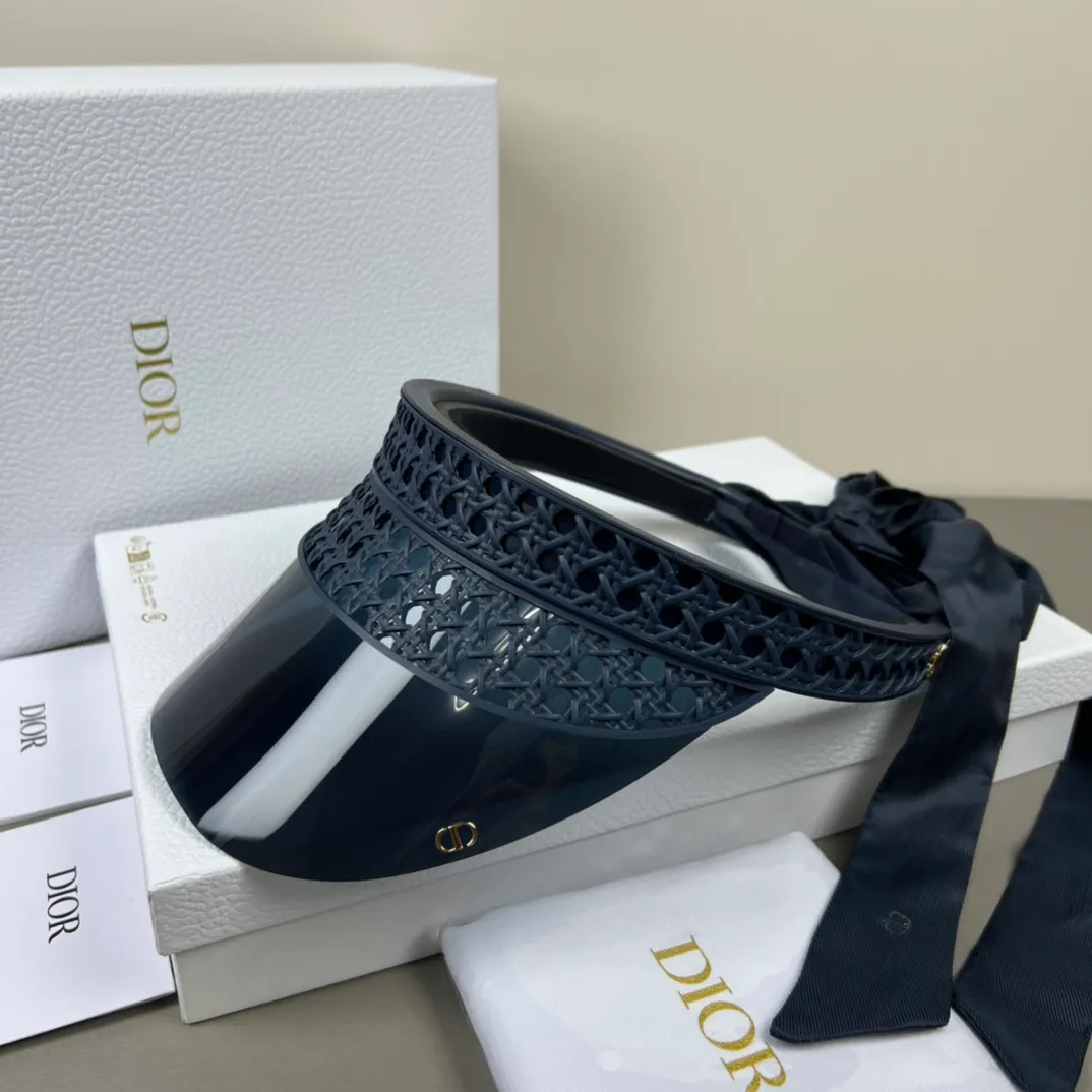 P380 💰DIOR new style | classic remodeling, elegance reborn 1. **Iconic cannage pattern element** Continuing Dior’s most representative cannage pattern, the hat body uses three-dimensional embossing technology to present the classic texture, low-key interpretation of the brand gene, and highlighting the modern style of Parisian women. 2. **Innovative detachable ribbon design** The edge of the hat brim is decorated with a lightweight ribbon (which can be freely detached), giving it multiple styles - the ribbon is tied to show elegance, and when removed, it adds a neat and modern feel, meeting the needs of different occasions. 3. **Comfortable fit structure** It adopts a three-piece cutting process and adds memory foam padding on the inside, which is light and fits the head shape. It is comfortable and pressure-free when worn for a long time, taking into account both fashion and practicality. 4. **Functional hat brim upgrade** Inspired by the hat brim design of the Dior series, the slightly widened arc not only modifies the face shape, but also effectively blocks the sun, creating a perfect balance between practicality and artistry. **New series, continuing French elegance** Dior's new style reshapes classics with ingenious craftsmanship, combining the brand's iconic elements with modern functionality to provide urban women with daily choices that combine aesthetics and comfort.