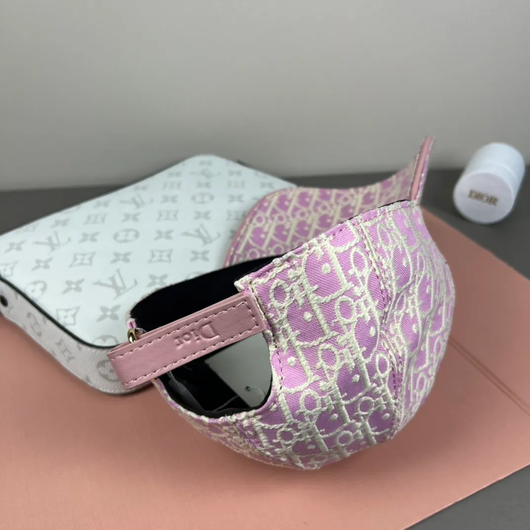 100💰Dior (Dior) new original baseball cap, Dior presbyopia, full of retro charm, popular out of stock at the counter, 1:1 mold customization, original canvas fabric + first layer of cowhide, pure cotton lining, light and breathable! The quality is great, the basic head circumference is 56cm, and the patch is adjustable.
