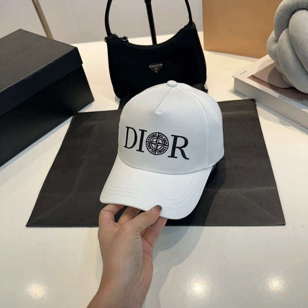 P56 DIOR Dior co-branded new counter synchronously embroidered simple baseball cap, hot style, synchronized with big brands, super easy to match, shipped!