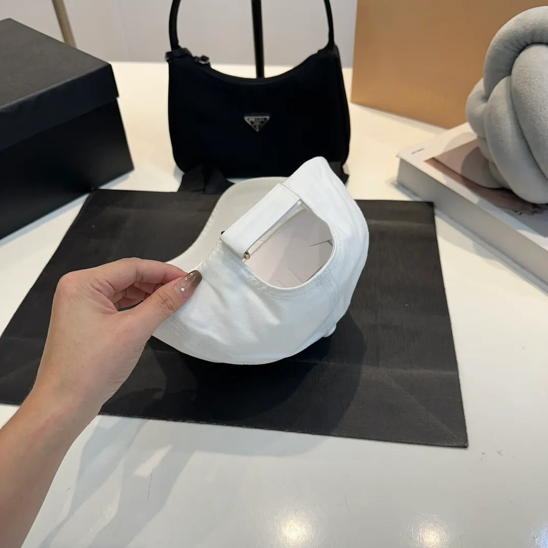 P56 DIOR Dior co-branded new counter synchronously embroidered simple baseball cap, hot style, synchronized with big brands, super easy to match, shipped!