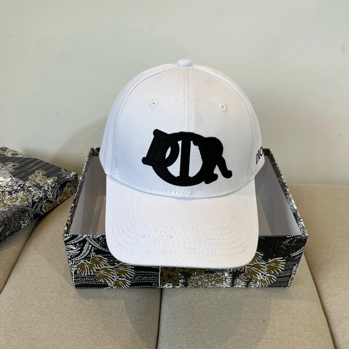 P60 [DIOR Dior] new popular simple baseball cap 🧢, new model shipped, big brand style is super easy to match, hurry up and get it!