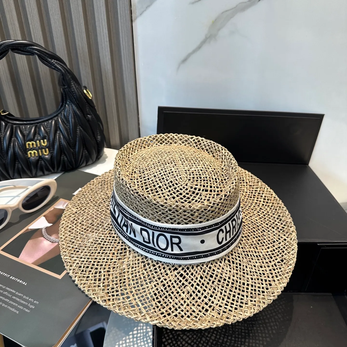P96 👒DIOR👒 Imported high-quality finely woven straw hat, purely hand-woven, 👍beautiful hat, a must-have for the beach, simple and elegant style, super beautiful, a must-have item in summer and super sun protection😍