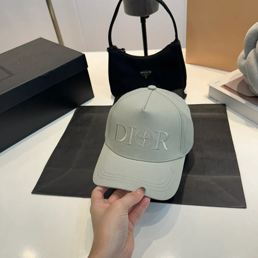 P56 DIOR Dior co-branded new counter synchronously embroidered simple baseball cap, hot style, synchronized with big brands, super easy to match, shipped!