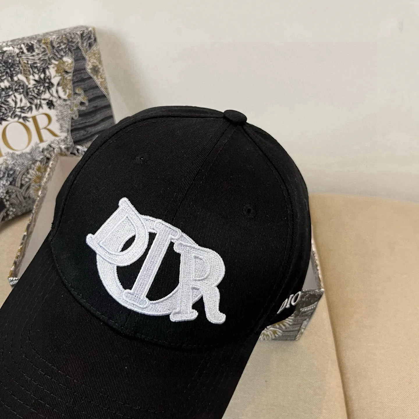 P60 [DIOR Dior] new popular simple baseball cap 🧢, new model shipped, big brand style is super easy to match, hurry up and get it!