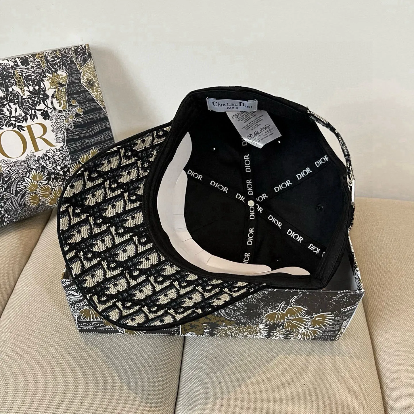 P60 [DIOR Dior] new popular simple baseball cap 🧢, new model shipped, big brand style is super easy to match, hurry up and get it!