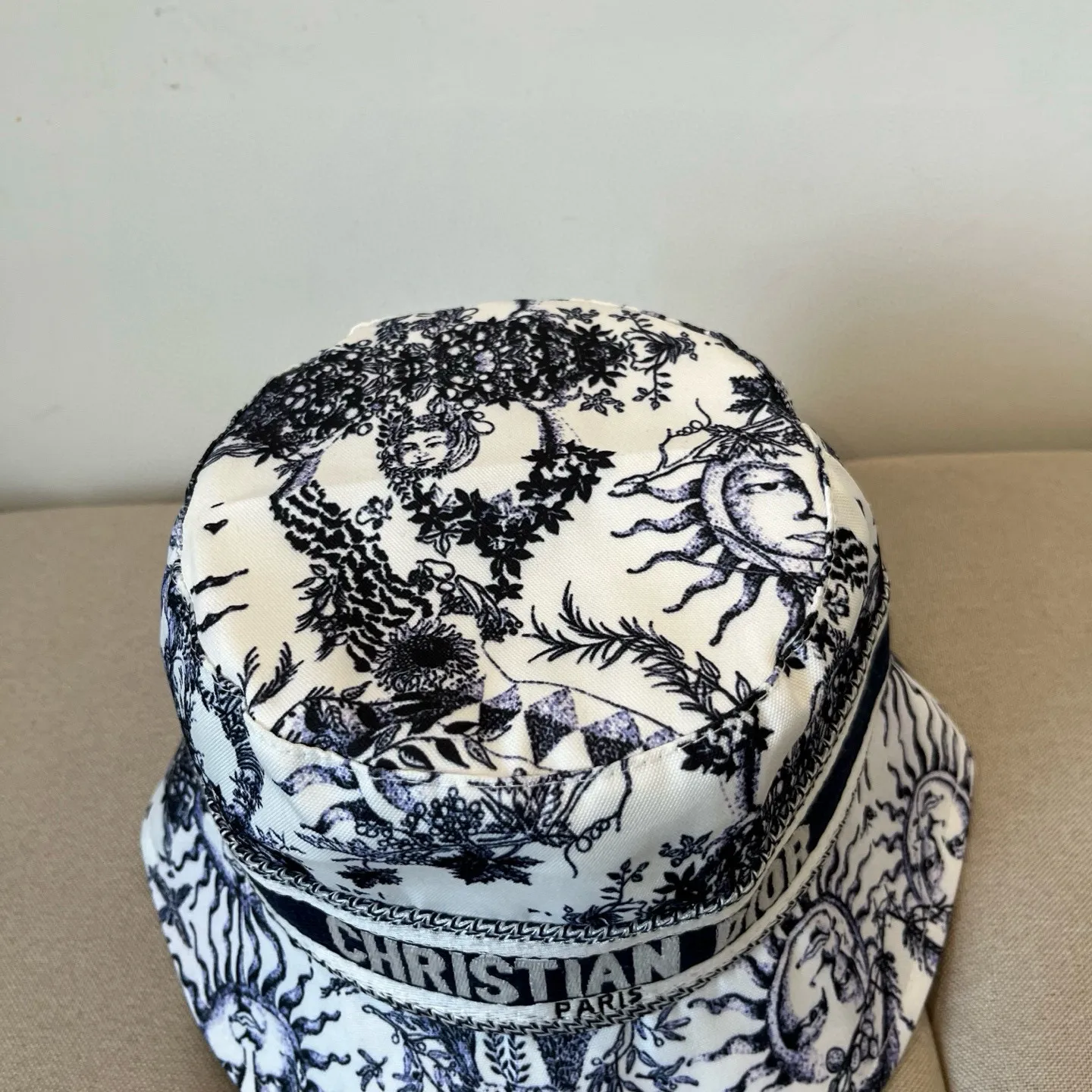 P70 [DIOR Dior] is a new and popular simple bucket hat. It is shipped in new style. It is very easy to match with big-name models. Hurry up and get it!