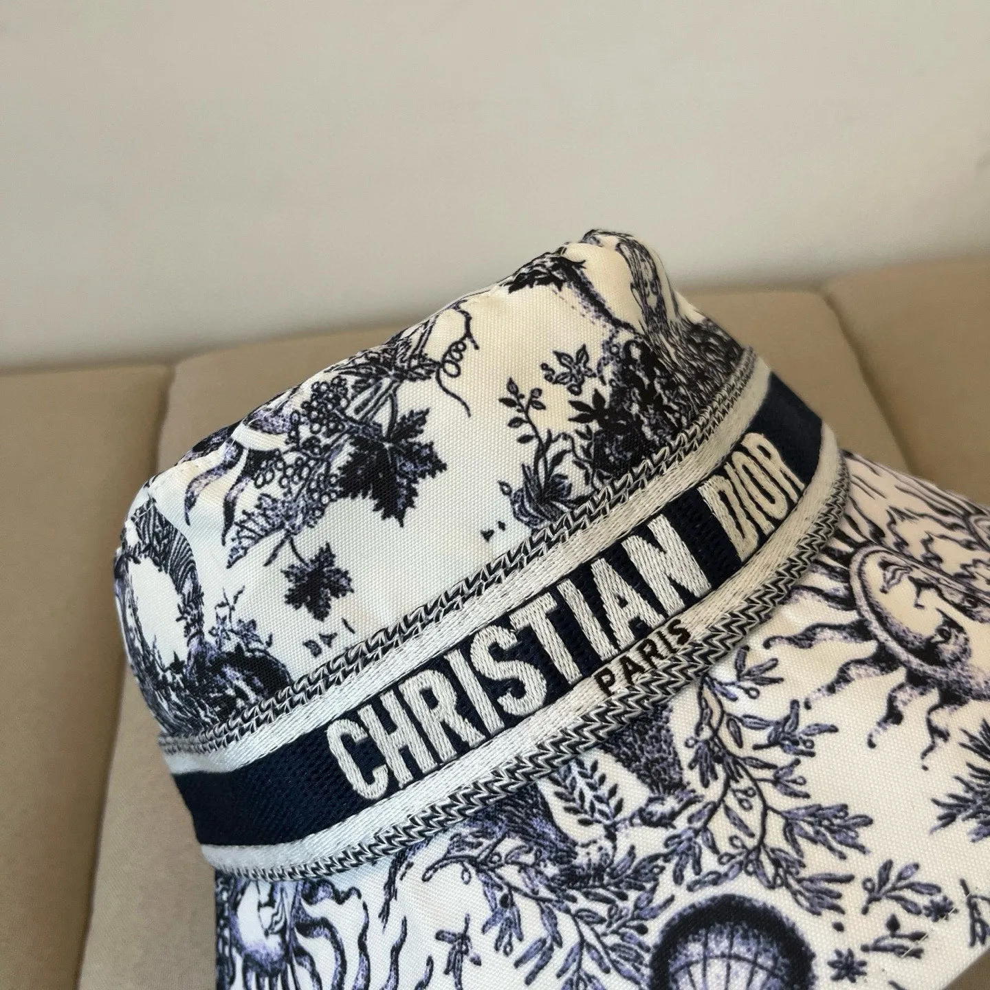 P70 [DIOR Dior] is a new and popular simple bucket hat. It is shipped in new style. It is very easy to match with big-name models. Hurry up and get it!