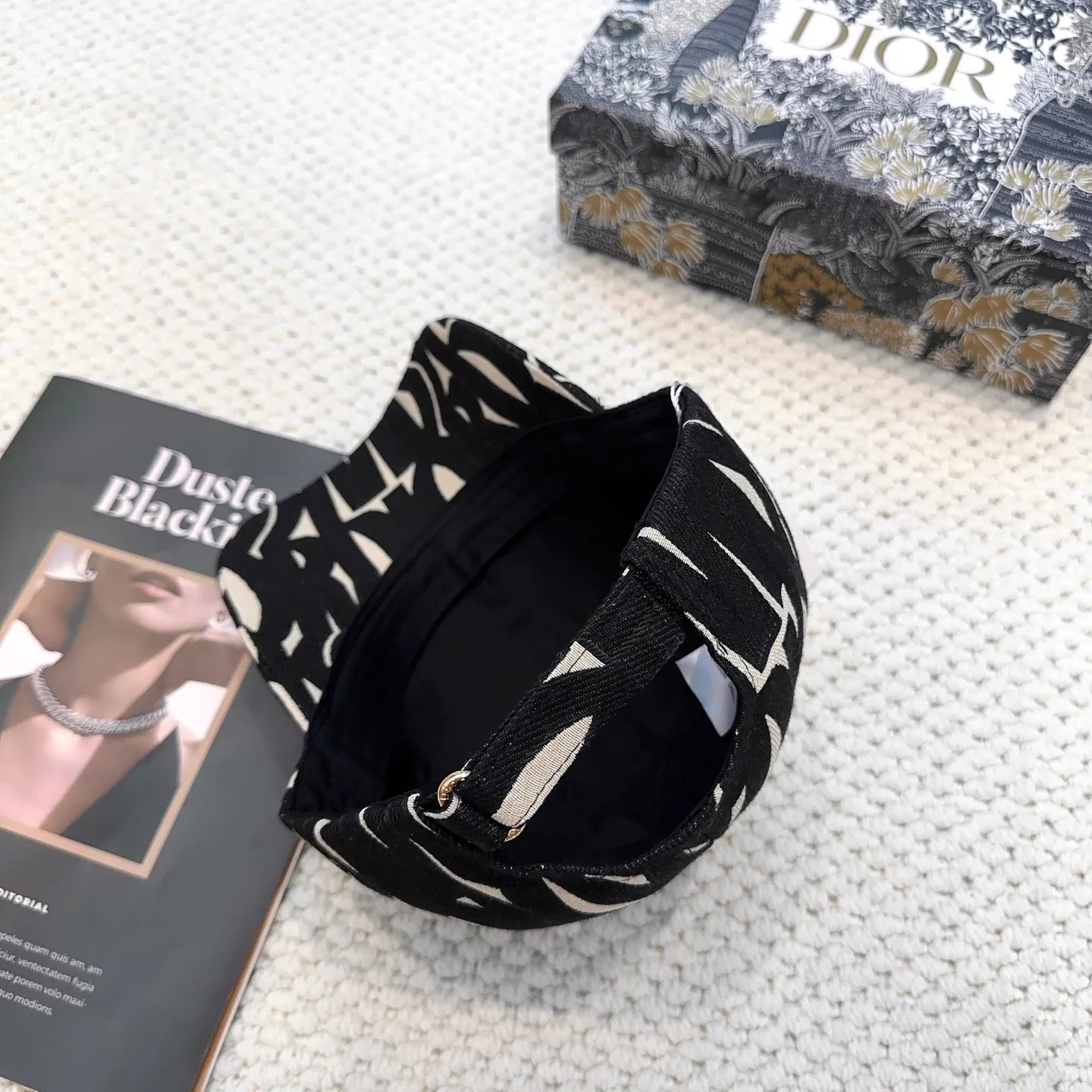 P66 Dior👒 New high version embroidered baseball cap🧢, super high sun protection index, especially small face, stylish and not soft, can be folded at will, easy to carry🤗