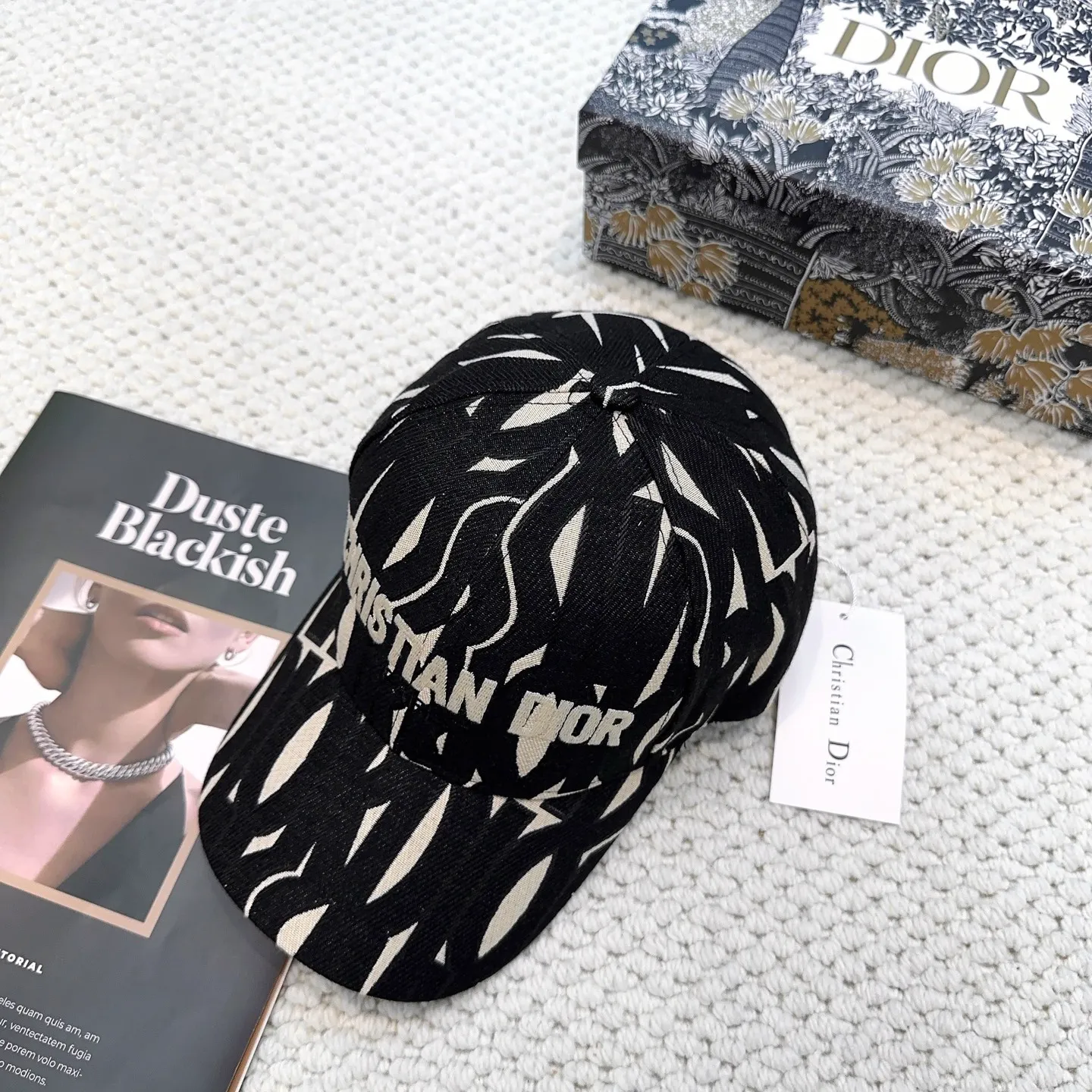 P66 Dior👒 New high version embroidered baseball cap🧢, super high sun protection index, especially small face, stylish and not soft, can be folded at will, easy to carry🤗