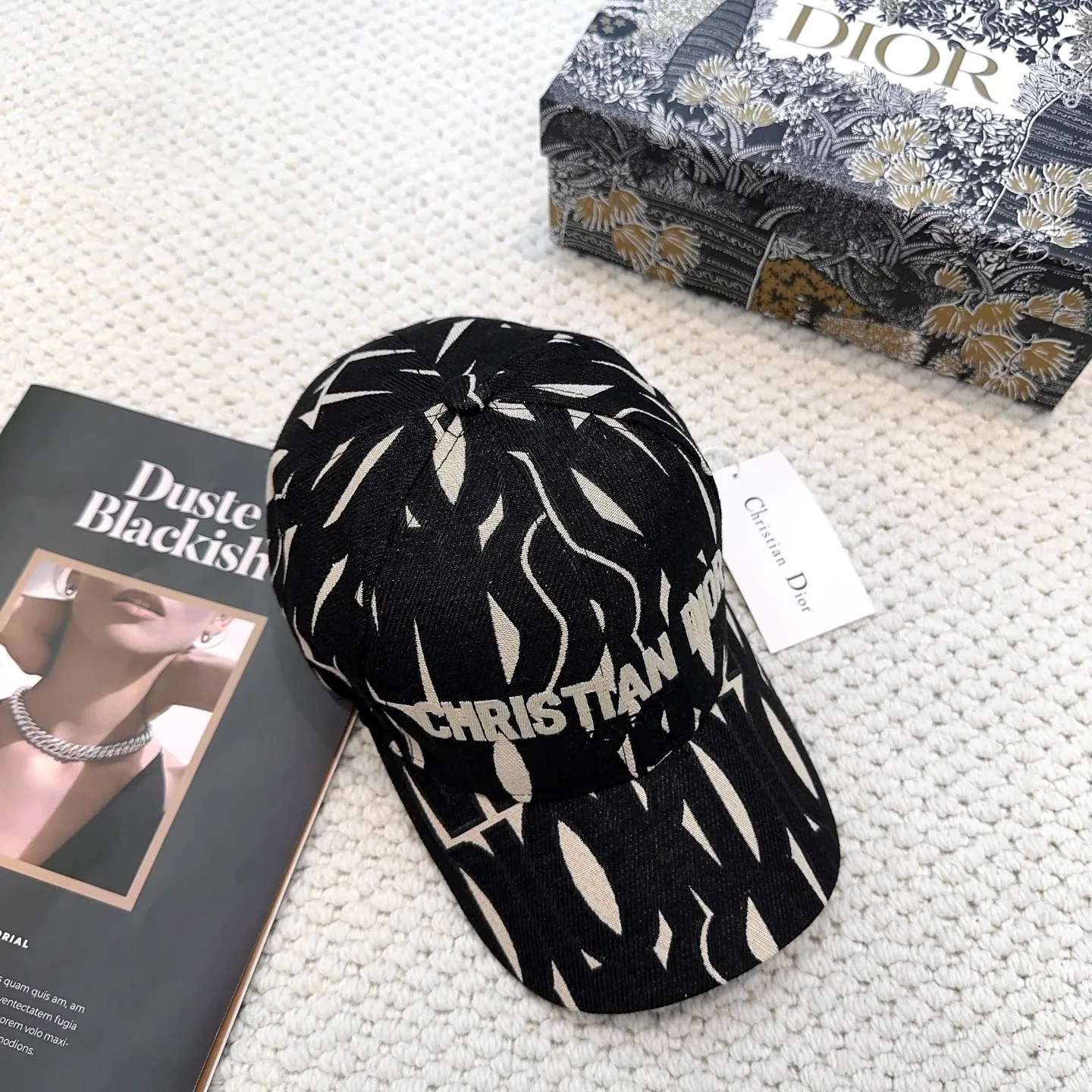 P66 Dior👒 New high version embroidered baseball cap🧢, super high sun protection index, especially small face, stylish and not soft, can be folded at will, easy to carry🤗