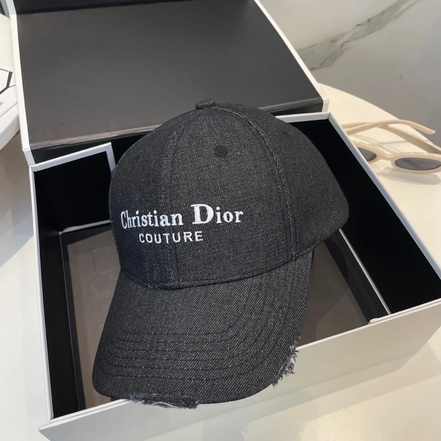 P76Dior (Dior) new embroidered denim baseball cap, pure cotton lining, light and breathable! The quality is great, the basic head circumference is 56cm, and it is adjustable. three colors