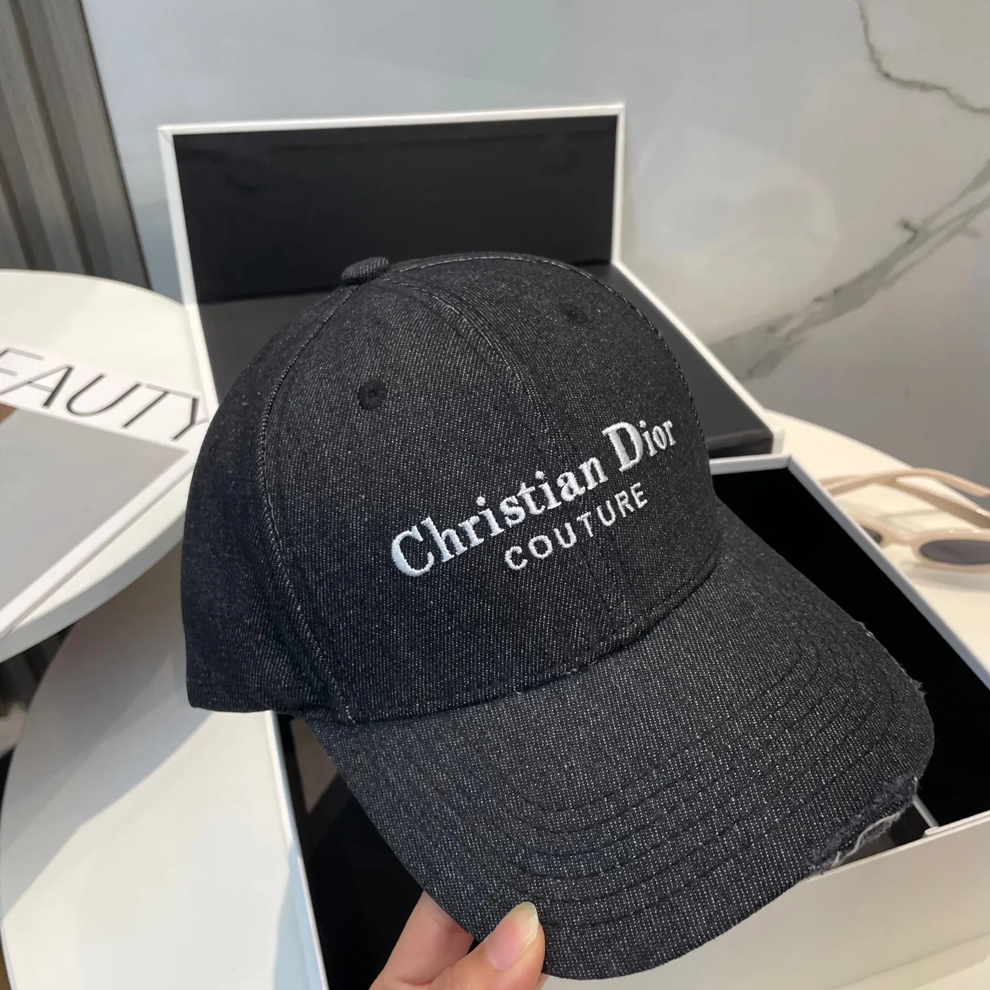 P76Dior (Dior) new embroidered denim baseball cap, pure cotton lining, light and breathable! The quality is great, the basic head circumference is 56cm, and it is adjustable. three colors