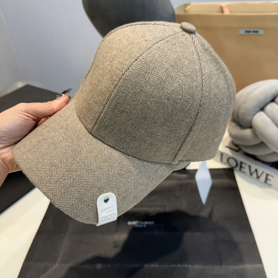 P70 DIOR Dior's new popular simple baseball cap 🧢, new model shipped, big brand style is super easy to match, hurry up and get it!