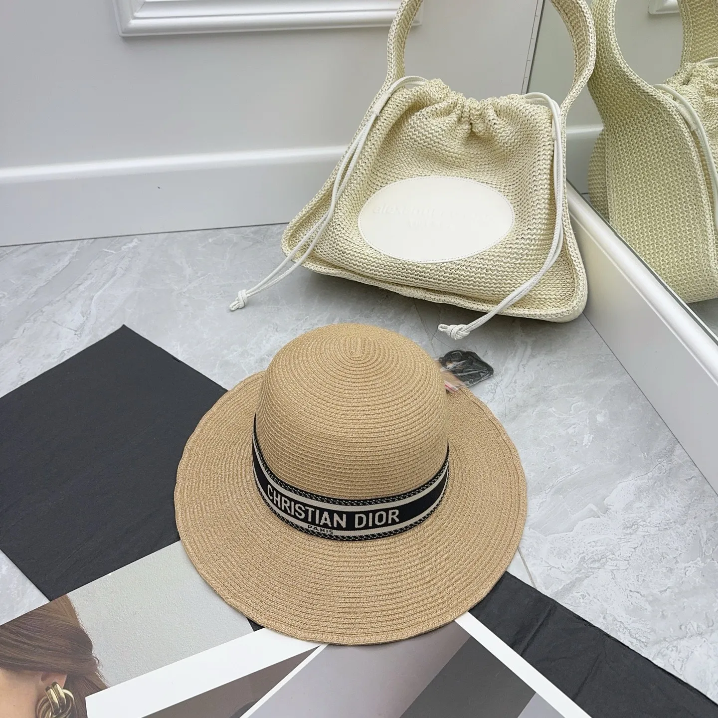 Dior 💗 Sweet Straw Hat 👒 Dior’s new hat style! ! Super fine woven hat with texture and good shape‼ ️