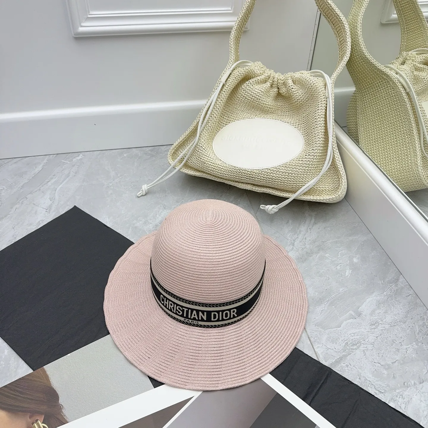 Dior 💗 Sweet Straw Hat 👒 Dior’s new hat style! ! Super fine woven hat with texture and good shape‼ ️