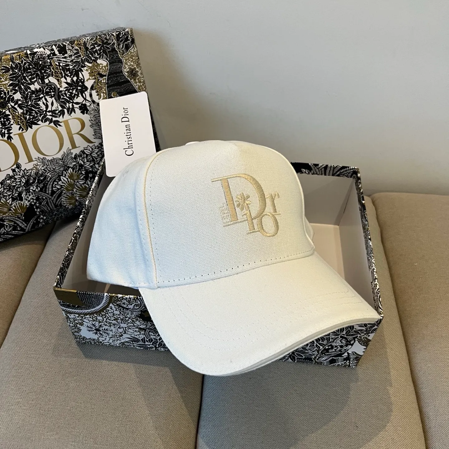 P60 [DIOR Dior] new popular simple baseball cap 🧢, new model shipped, big brand style is super easy to match, hurry up and get it!
