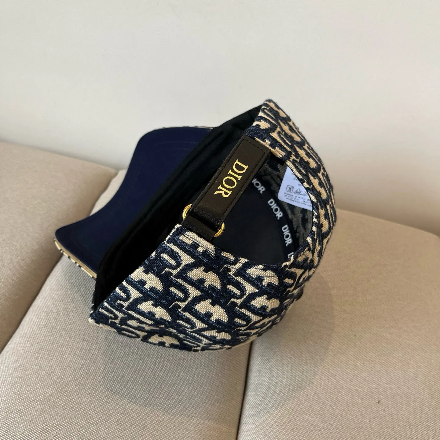 P60 [DIOR Dior] new popular simple baseball cap 🧢, new model shipped, big brand style is super easy to match, hurry up and get it!