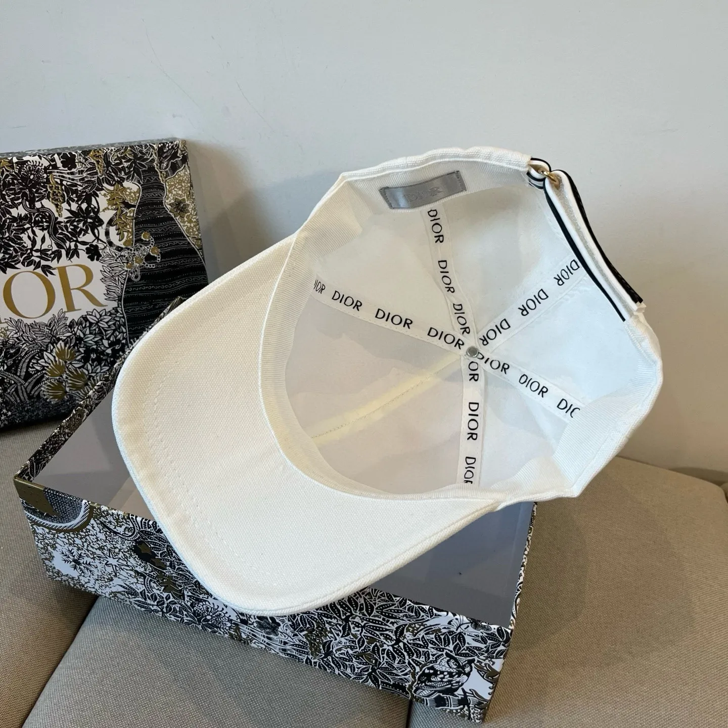 P66 [DIOR Dior] new popular simple baseball cap 🧢, new model shipped, big brand style is super easy to match, hurry up and get it!