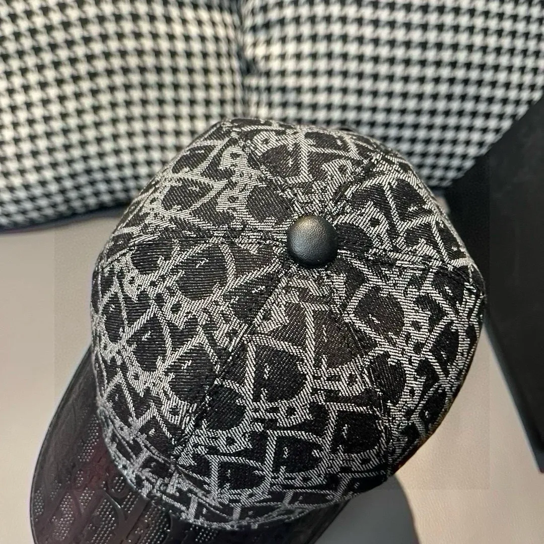 P90, Dior's new original baseball cap, Dior presbyopic leather, full of retro charm, 1:1 mold customization, original canvas fabric + first-layer cowhide, pure cotton lining, light and breathable! The quality is great, the basic head circumference is 56cm, and the patch is adjustable.