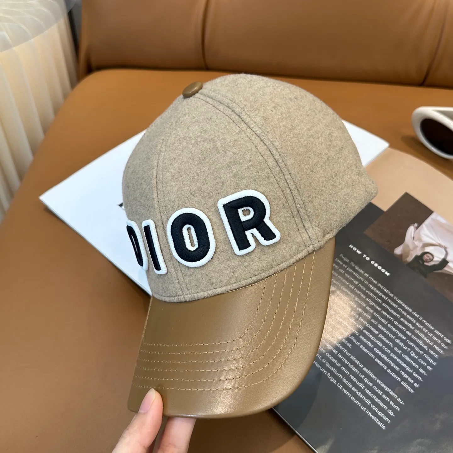 P70 Dior's new wool baseball cap for autumn and winter~ It is a super perfect interpretation of the sweet and cool style. I love it so much❤️ The top is sexy and handsome. Both are online! Same style for men and women