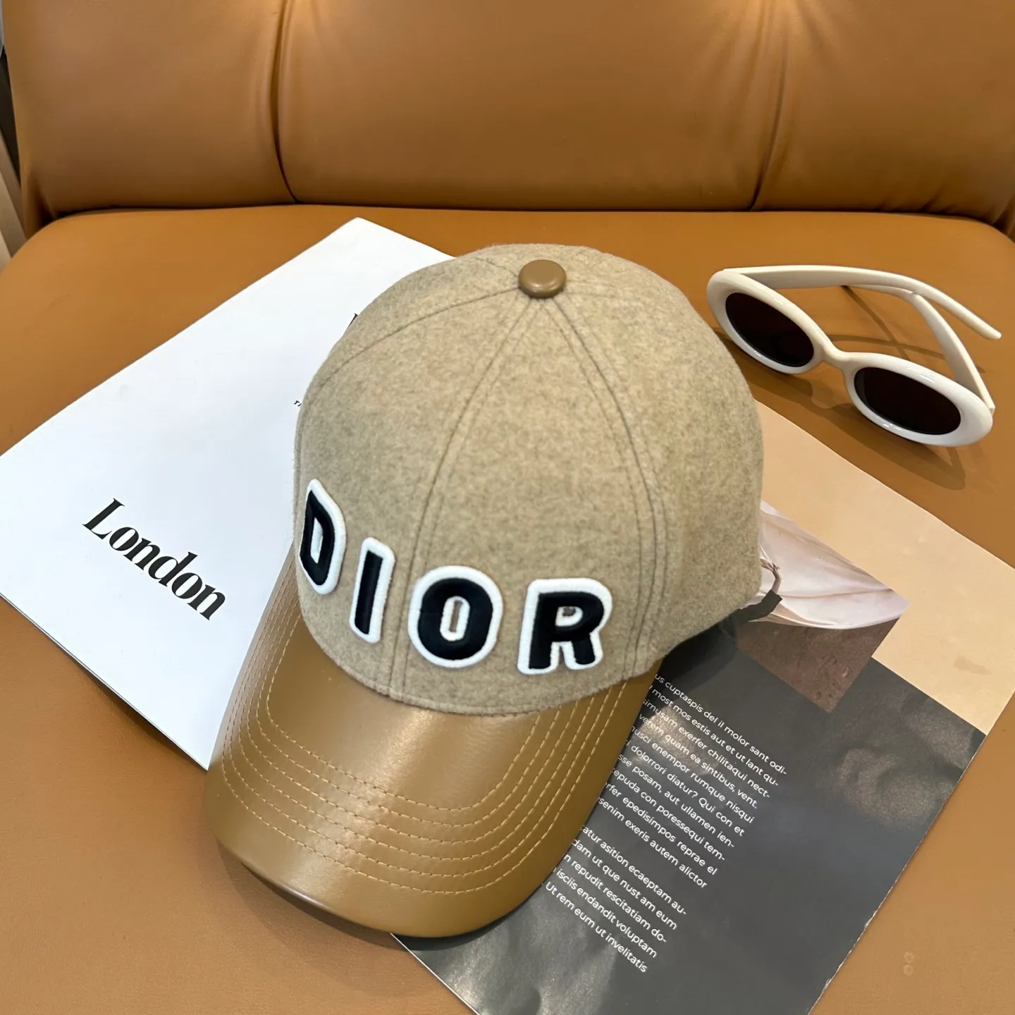 P70 Dior's new wool baseball cap for autumn and winter~ It is a super perfect interpretation of the sweet and cool style. I love it so much❤️ The top is sexy and handsome. Both are online! Same style for men and women
