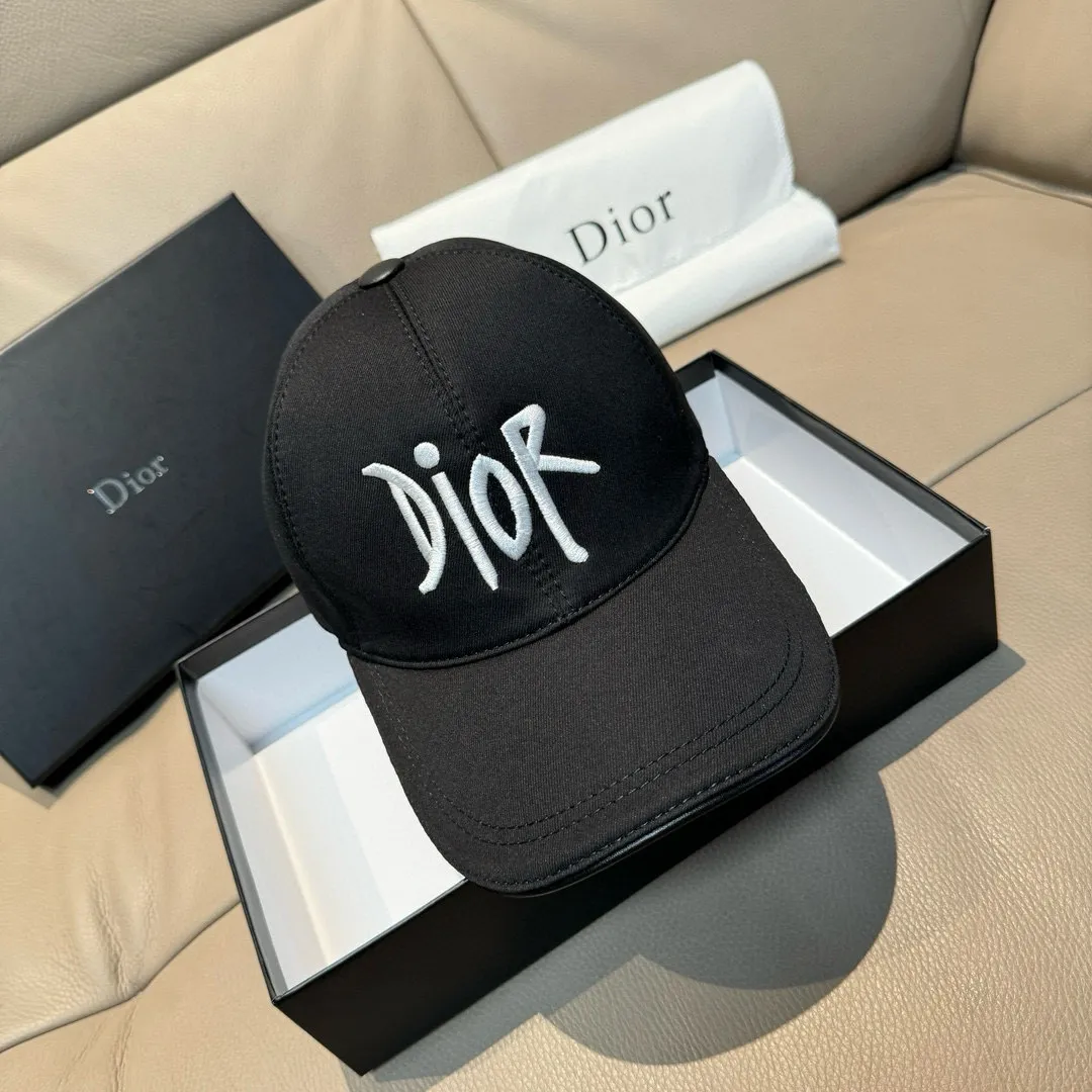 Batch 90, Dior's new original baseball cap, Dior embroidery, the same style as the Internet celebrity, 1:1 mold customization, pure cotton fabric + first layer of cowhide, pure cotton lining, light and breathable! The quality is great, the basic head circumference is 56cm, and the patch is adjustable.