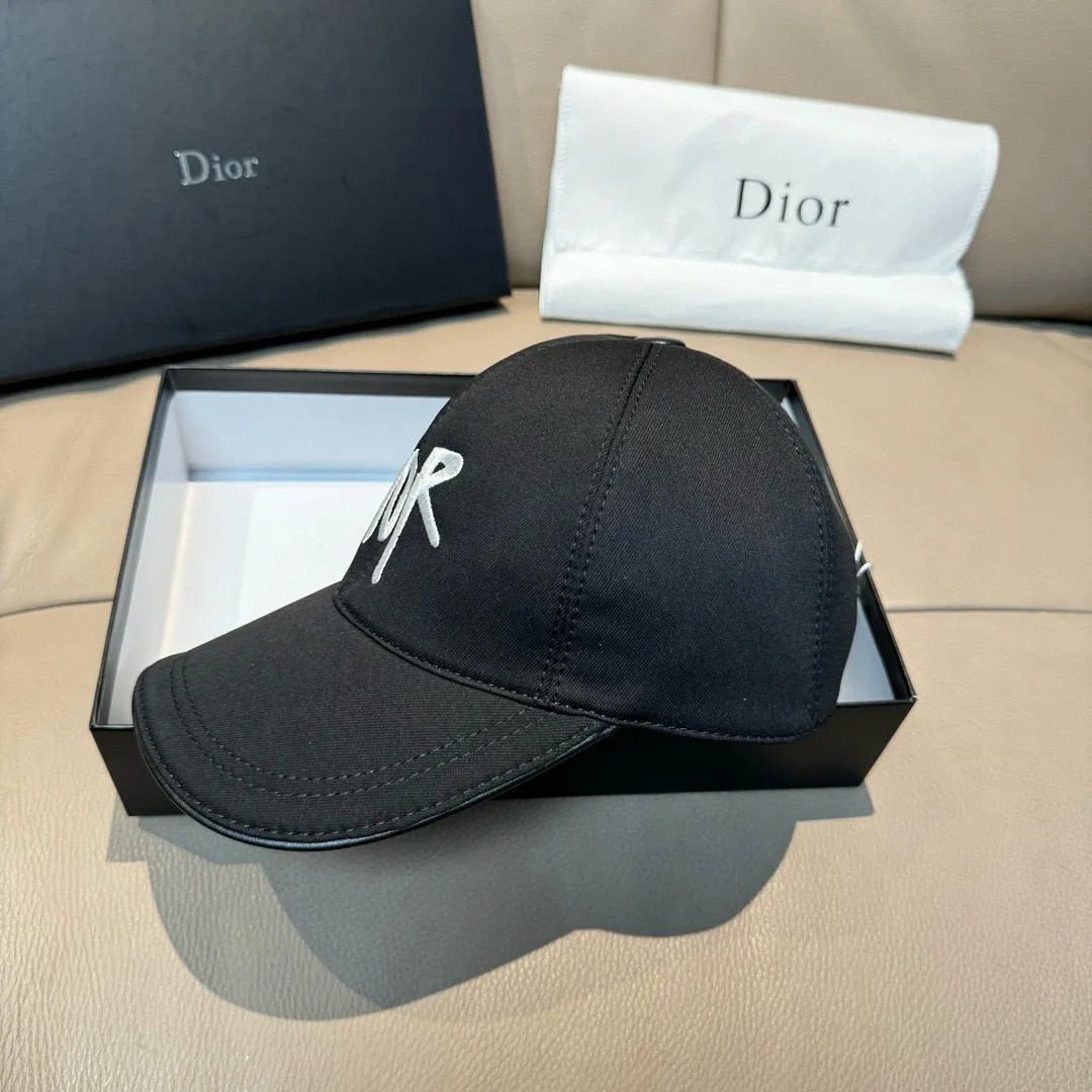 Batch 90, Dior's new original baseball cap, Dior embroidery, the same style as the Internet celebrity, 1:1 mold customization, pure cotton fabric + first layer of cowhide, pure cotton lining, light and breathable! The quality is great, the basic head circumference is 56cm, and the patch is adjustable.