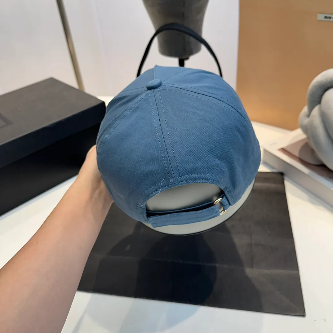 P56 DIOR Dior co-branded new counter synchronously embroidered simple baseball cap, hot style, synchronized with big brands, super easy to match, shipped!