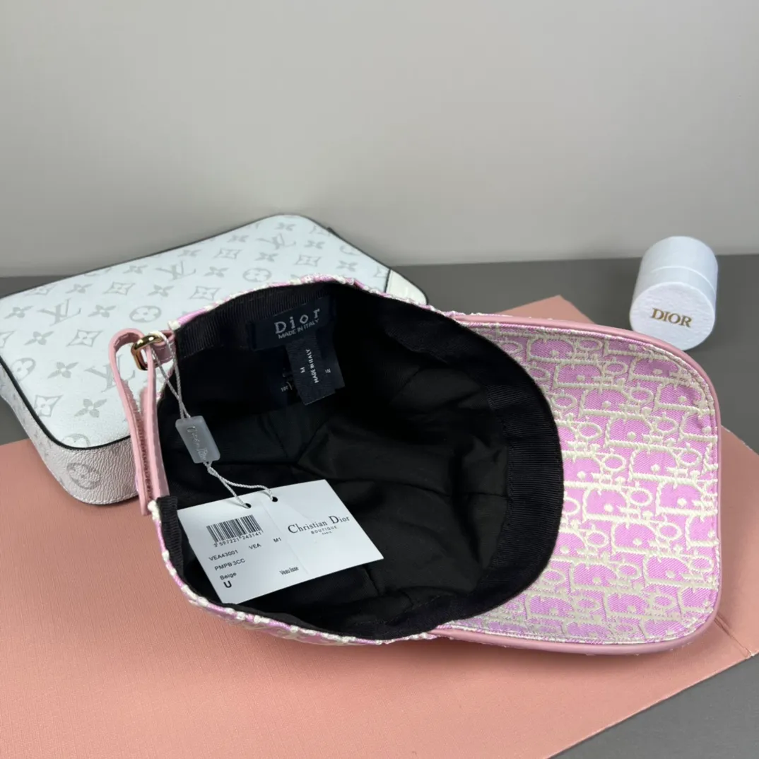 120💰Dior (Dior) new original baseball cap, Dior presbyopia, full of retro charm, popular out of stock at counters, 1:1 mold customization, original canvas fabric + first layer of cowhide, pure cotton lining, light and breathable! The quality is great, the basic head circumference is 56cm, and the patch is adjustable.