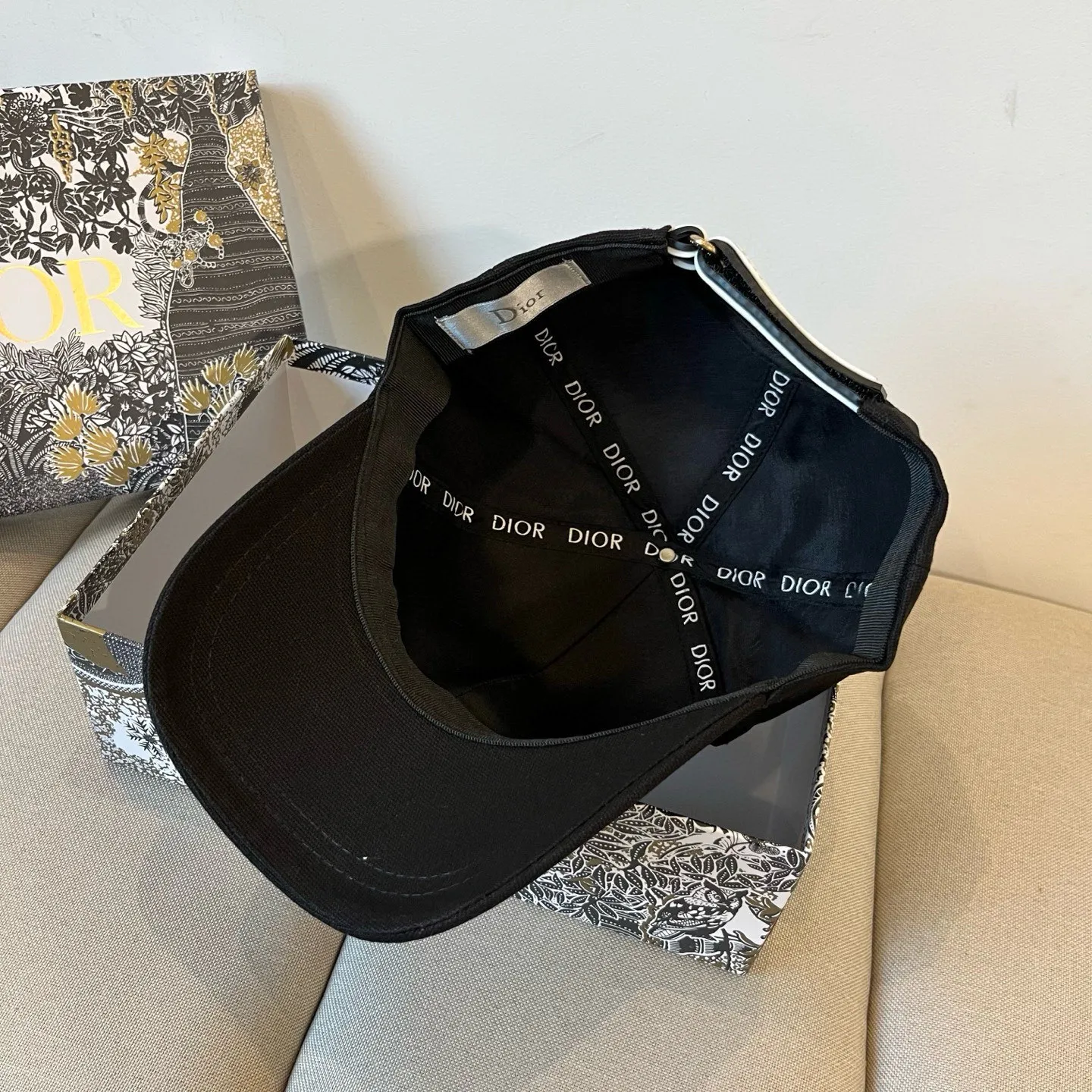 P66 [DIOR Dior] new popular simple baseball cap 🧢, new model shipped, big brand style is super easy to match, hurry up and get it!