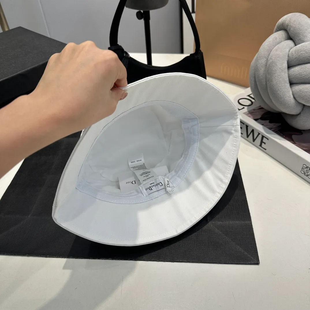 P70 Dior Dior's new original fisherman's hat, exquisite and pure, stylish and stylish, cool and fashionable, out of stock at the counter, popular, great quality