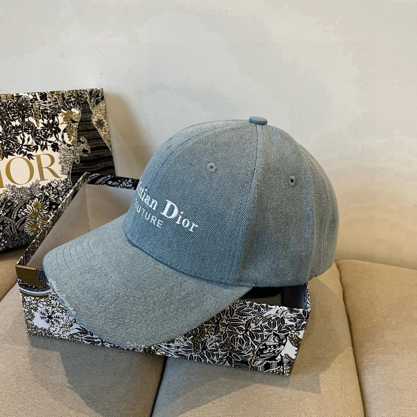 P60 [DIOR Dior] new popular simple baseball cap 🧢, new model shipped, big brand style is super easy to match, hurry up and get it!
