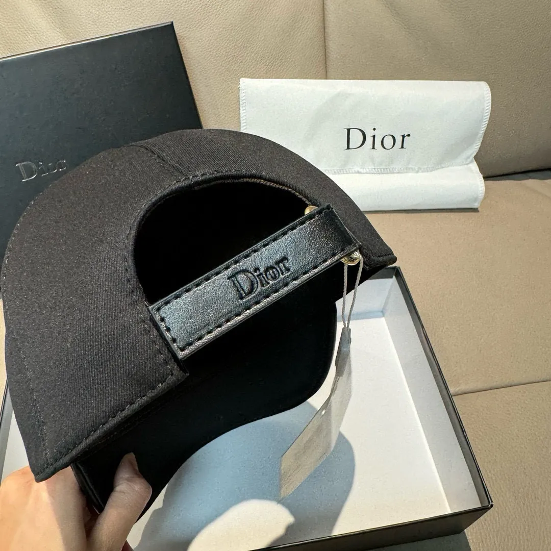P90, Dior's new original baseball cap, Dior embroidery, the same style as the Internet celebrity, 1:1 mold customization, pure cotton fabric + first layer of cowhide, pure cotton lining, light and breathable! The quality is great, the basic head circumference is 56cm, and the patch is adjustable.