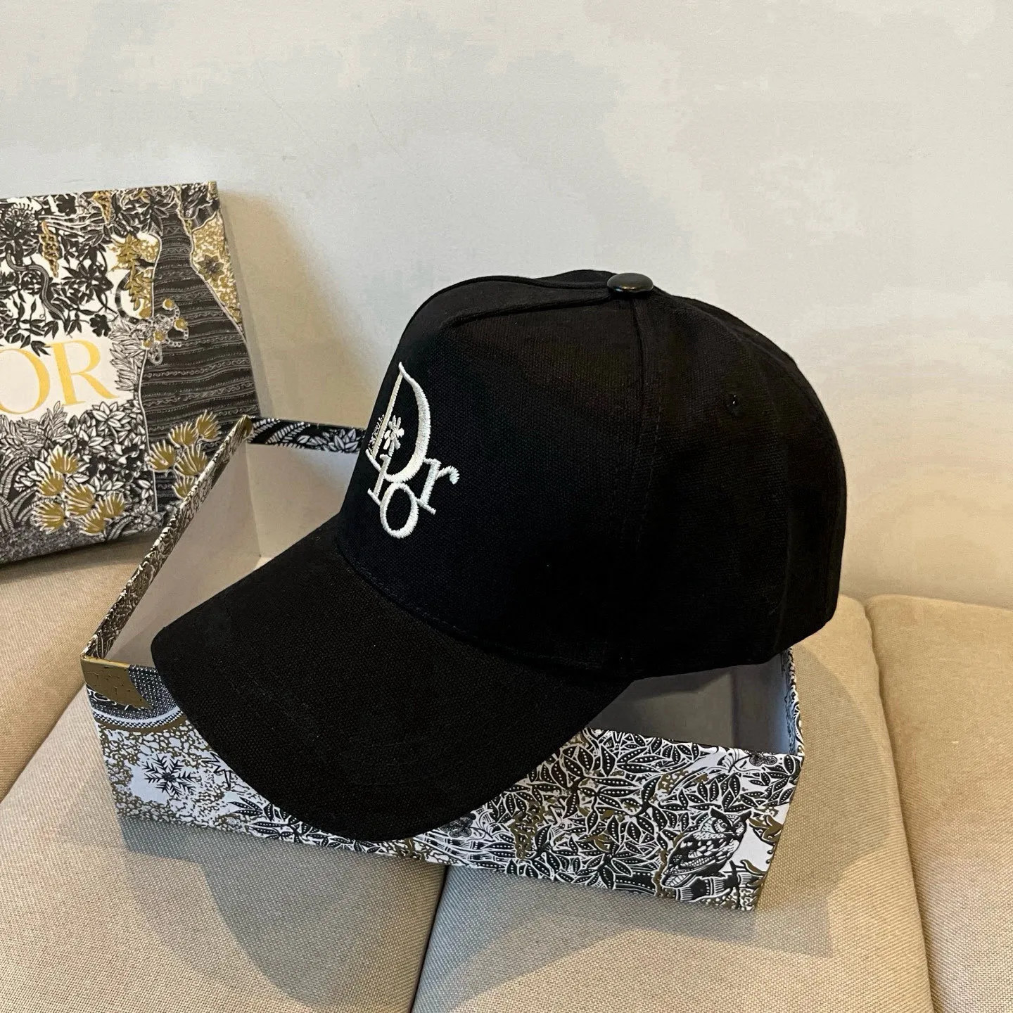 P60 [DIOR Dior] new popular simple baseball cap 🧢, new model shipped, big brand style is super easy to match, hurry up and get it!