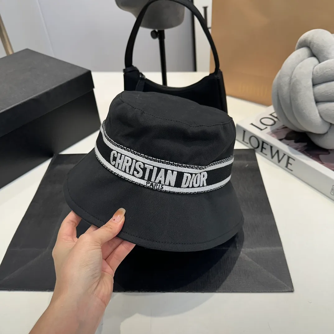 P70 Dior Dior's new original fisherman's hat, exquisite and pure, stylish and stylish, cool and fashionable, out of stock at the counter, popular, great quality