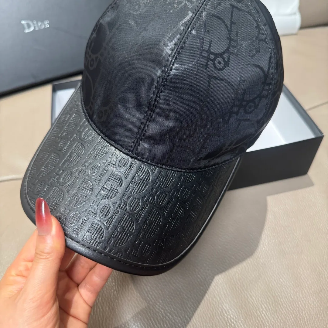 P90, Dior's new original baseball cap, Dior presbyopic leather, full of retro charm, 1:1 mold customization, original satin fabric + first-layer cowhide, pure cotton lining, light and breathable! The quality is great, the basic head circumference is 56cm, and the patch is adjustable.