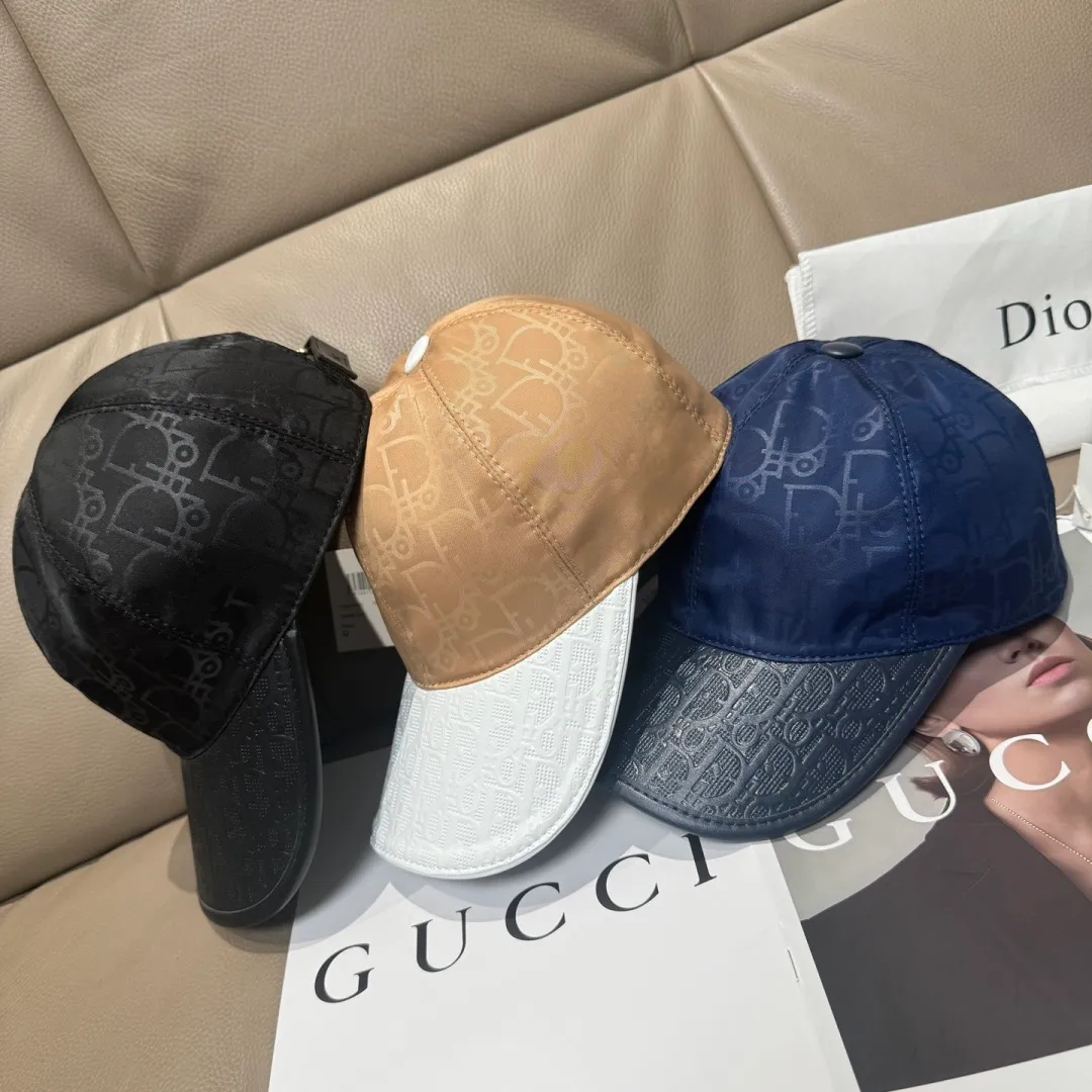 P90, Dior's new original baseball cap, Dior presbyopic leather, full of retro charm, 1:1 mold customization, original satin fabric + first-layer cowhide, pure cotton lining, light and breathable! The quality is great, the basic head circumference is 56cm, and the patch is adjustable.