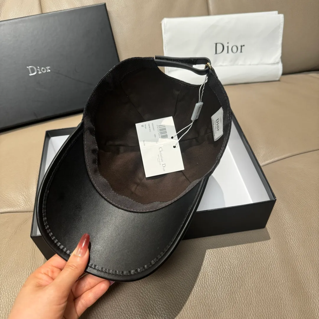 P90, Dior's new original baseball cap, Dior presbyopic leather, full of retro charm, 1:1 mold customization, original satin fabric + first-layer cowhide, pure cotton lining, light and breathable! The quality is great, the basic head circumference is 56cm, and the patch is adjustable.