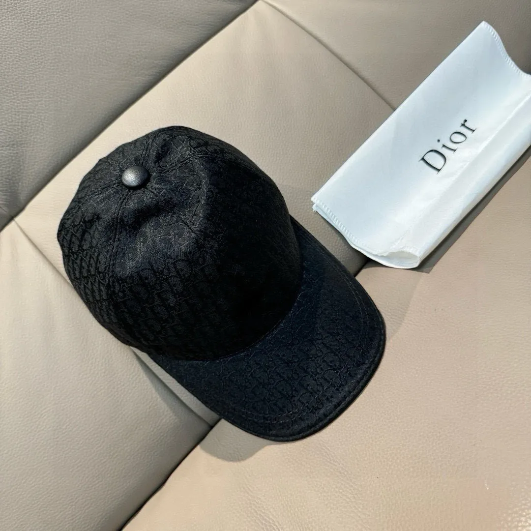 p90 New model shipped, Dior (Dior) new original baseball cap, Dior presbyopia, full of retro charm, popular out of stock at counters, 1:1 mold customization, original canvas fabric + first layer of cowhide, pure cotton lining, light and breathable! The quality is great, the basic head circumference is 56cm, and the patch is adjustable.