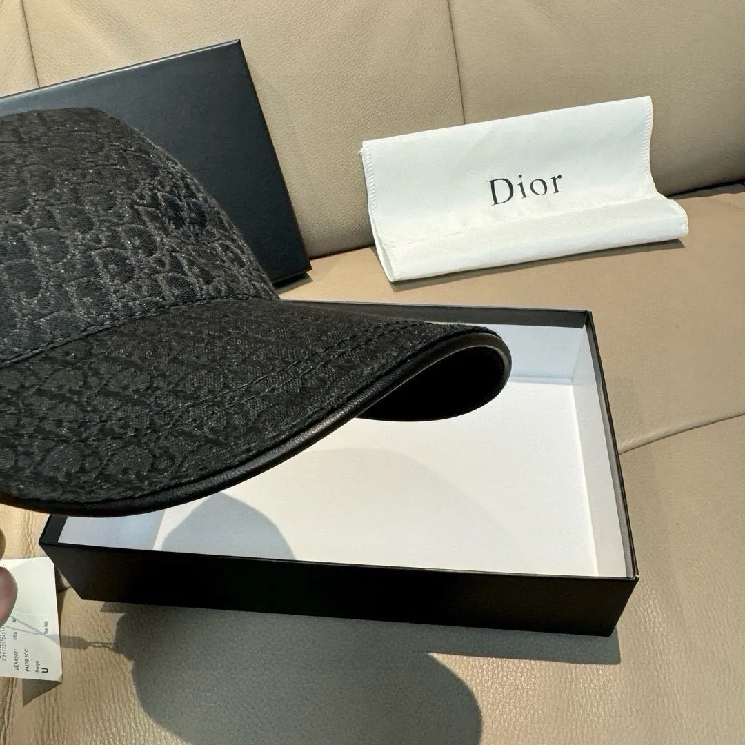 p90 New model shipped, Dior (Dior) new original baseball cap, Dior presbyopia, full of retro charm, popular out of stock at counters, 1:1 mold customization, original canvas fabric + first layer of cowhide, pure cotton lining, light and breathable! The quality is great, the basic head circumference is 56cm, and the patch is adjustable.