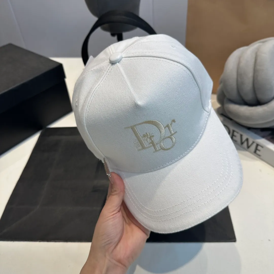 P60 DIOR Dior's new popular simple baseball cap 🧢, new model shipped, big brand style is super easy to match, hurry up and get it!