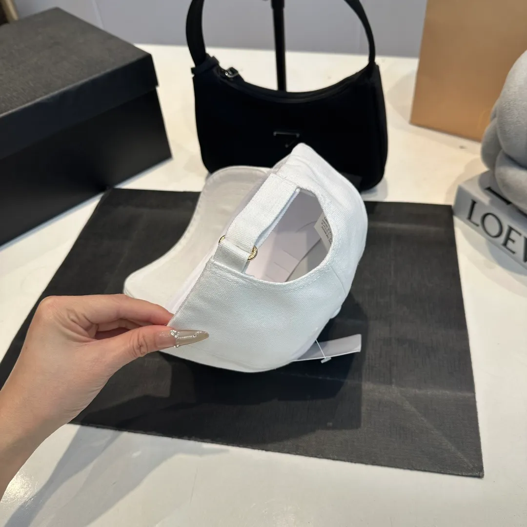 P60 DIOR Dior's new popular simple baseball cap 🧢, new model shipped, big brand style is super easy to match, hurry up and get it!