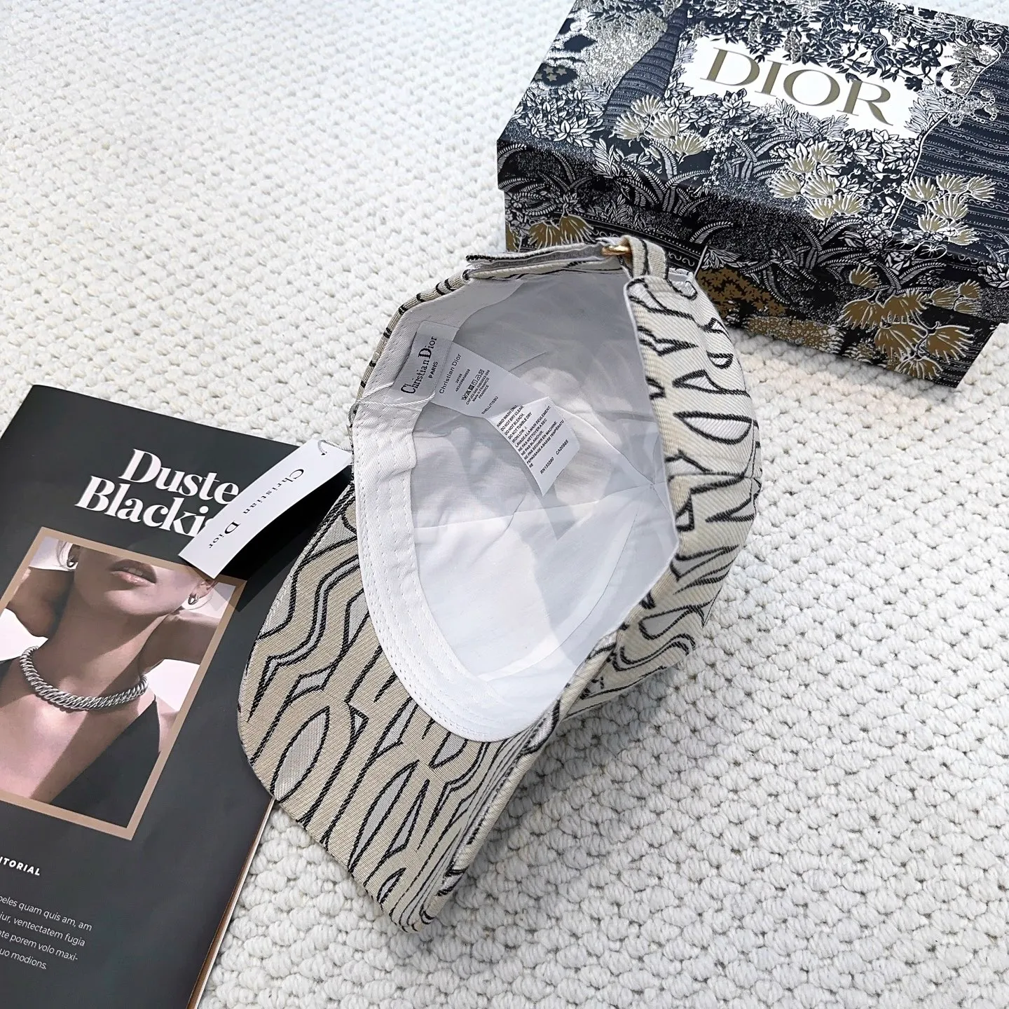 P66 Dior👒 New high version embroidered baseball cap🧢, super high sun protection index, especially small face, stylish and not soft, can be folded at will, easy to carry🤗